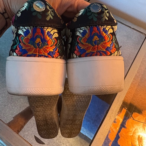 Steve Madden Brody Embroidered Women's Sneakers - Picture 6 of 8
